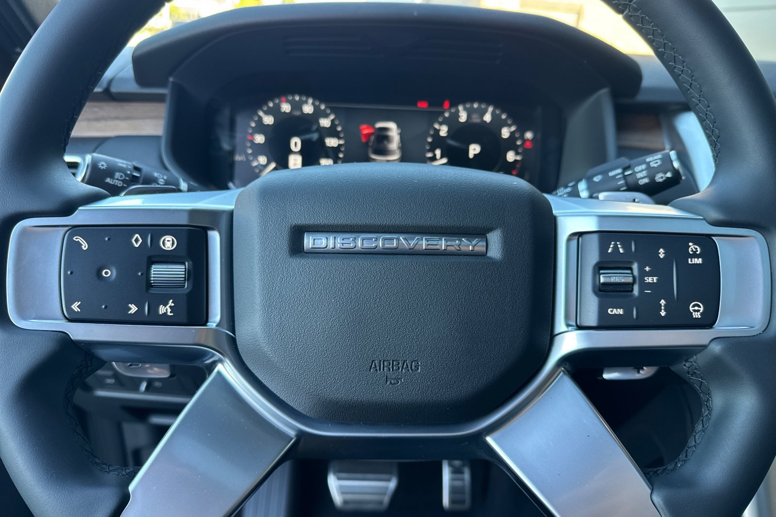 Certified 2025 Land Rover Discovery Dynamic SE AWD/4WD image 27
