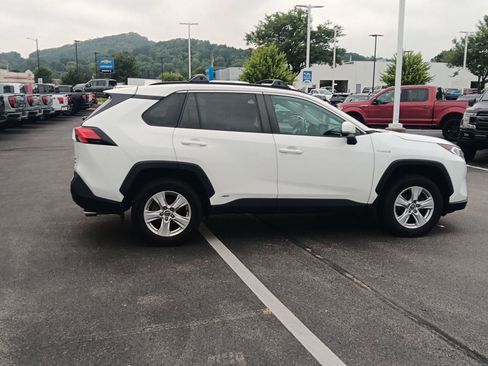 Used 2020 Toyota RAV4 XLE w/ Convenience Package AWD/4WD image 3