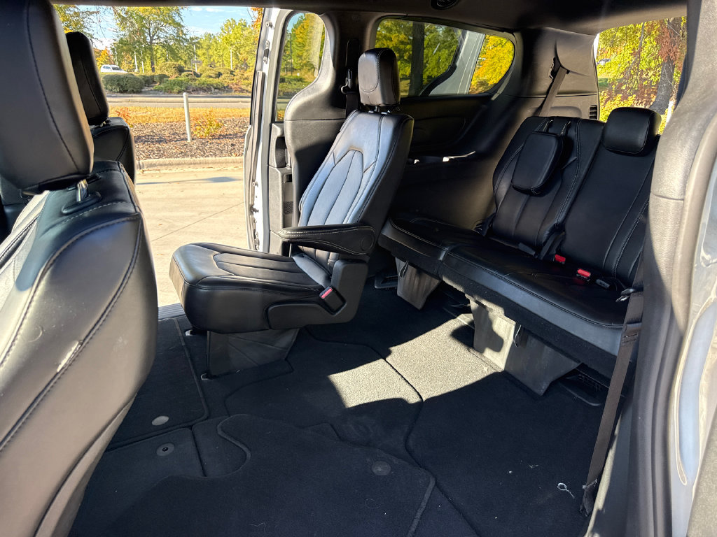Used 2025 Chrysler Pacifica Select FWD image 32