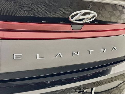 Used 2022 Hyundai Elantra SE FWD image 26