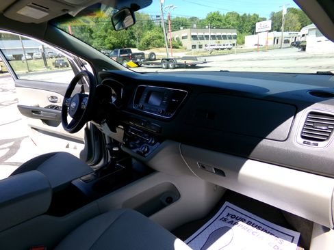 Used 2018 Kia Sedona L image 25