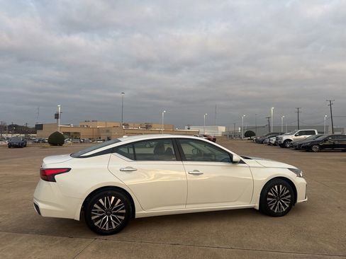 Used 2023 Nissan Altima 2.5 SV w/ SV Premium Package image 27