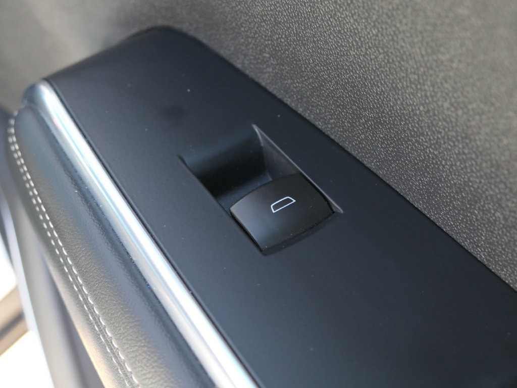 Used 2026 GMC Acadia Elevation w/ Elevation Premium Package FWD image 24