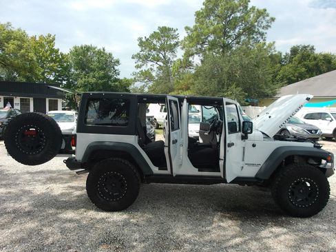 Used 2015 Jeep Wrangler Unlimited Rubicon w/ Connectivity Group AWD/4WD image 33