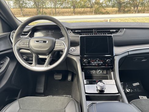 New 2025 Jeep Grand Cherokee Altitude image 21