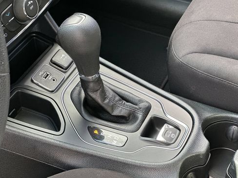 Used 2019 Jeep Cherokee Latitude w/ Popular Appearance Group FWD image 19