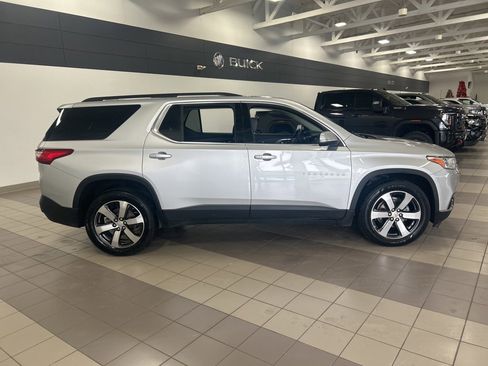 Used 2021 Chevrolet Traverse LT w/ LT Premium Package image 6