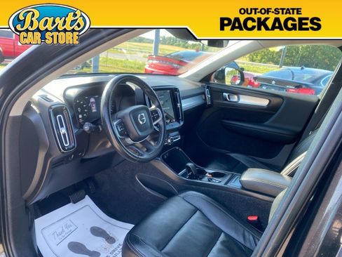 Used 2022 Volvo XC40 T4 Momentum image 26