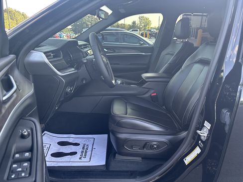Used 2025 Jeep Grand Cherokee Limited w/ Luxury Tech Group II AWD/4WD image 10