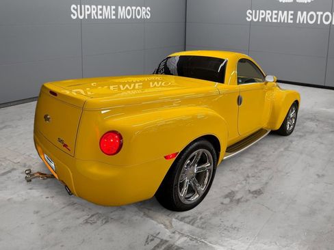 Used 2005 Chevrolet SSR w/ Preferred Equipment Group image 4