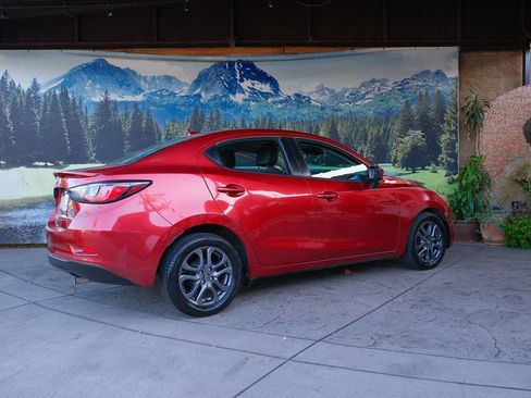 Used 2019 Toyota Yaris XLE image 6