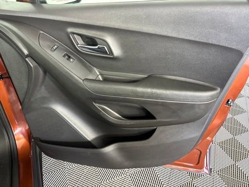 Used 2019 Chevrolet Trax LT w/ LT Convenience Package FWD image 32