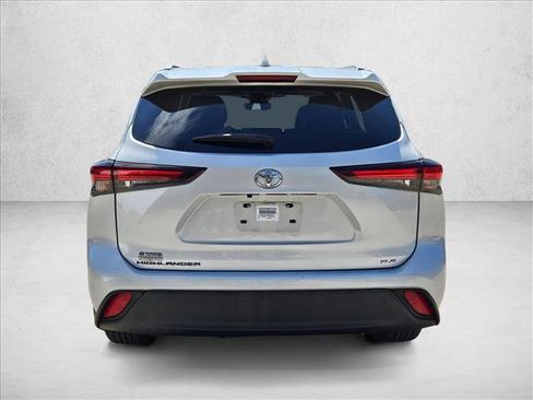 Used 2024 Toyota Highlander XLE image 7