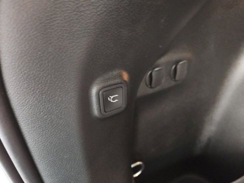 Used 2019 Jeep Cherokee Latitude Plus w/ Comfort/Convenience Group image 12