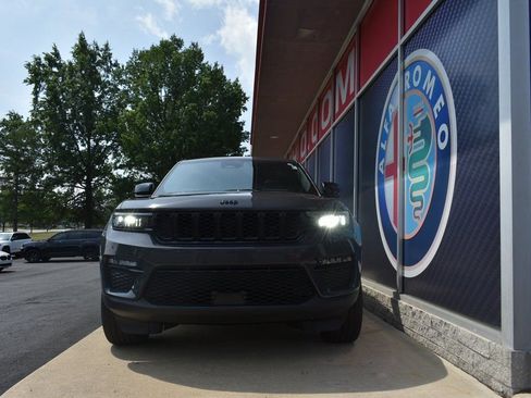 Used 2025 Jeep Grand Cherokee Limited w/ Black Appearance Package image 8