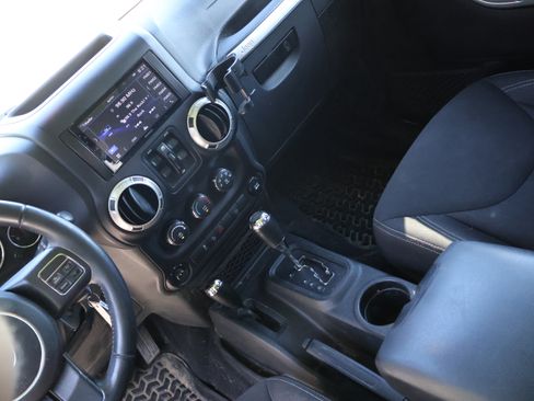 Used 2017 Jeep Wrangler Unlimited Sahara w/ Connectivity Group AWD/4WD image 16