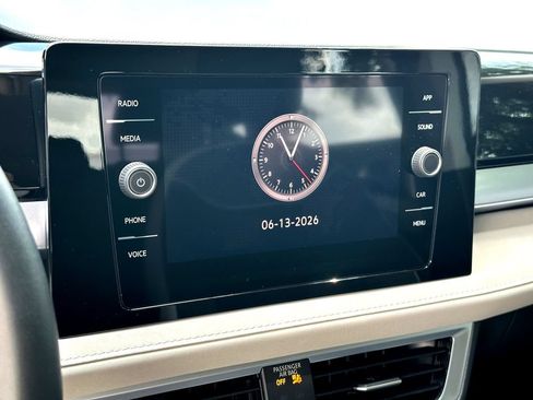Certified 2025 Volkswagen Taos SE FWD image 22