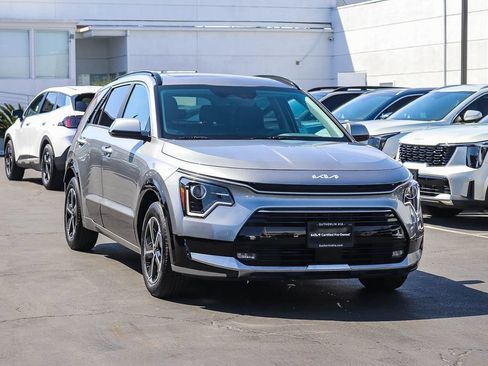 Certified 2025 Kia Niro FWD image 3