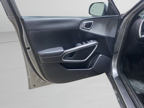 Used 2025 Kia Soul LX w/ LX Technology Package FWD image 12
