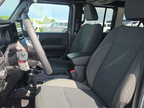 Used 2025 Jeep Wrangler Unlimited Sahara w/ Safety Group AWD/4WD image 9