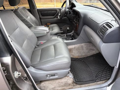 Used 2001 Toyota Land Cruiser image 18