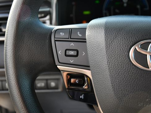 Used 2025 Toyota Camry LE image 9