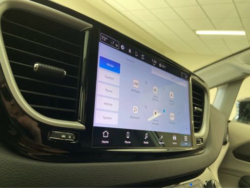 Used 2024 Chrysler Pacifica Touring-L image 31