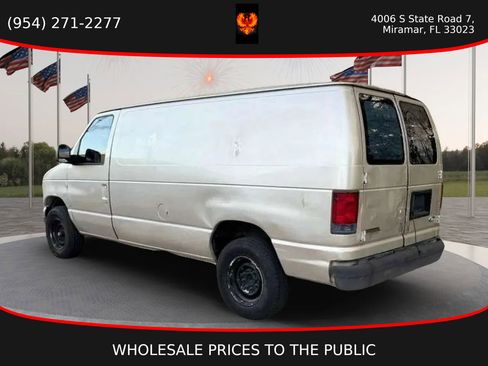 Used 2003 Ford E-250 and Econoline 250 Van 3D image 3