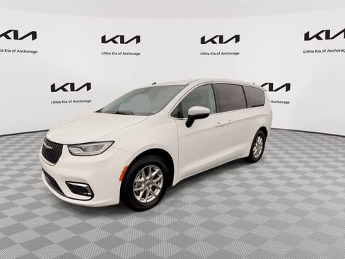 Used 2023 Chrysler Pacifica Touring-L FWD image 4
