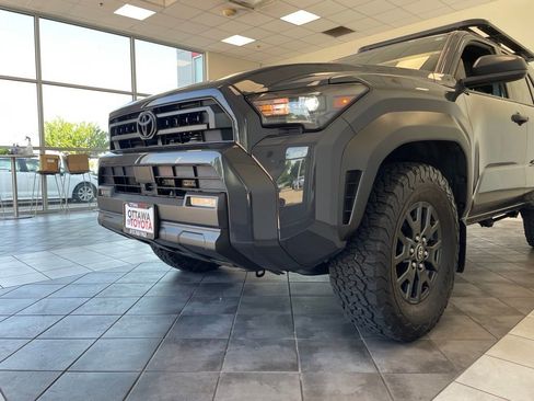 Used 2025 Toyota 4Runner SR5 AWD/4WD image 17