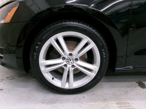 Used 2014 Volkswagen Passat 2.5 SE FWD image 3