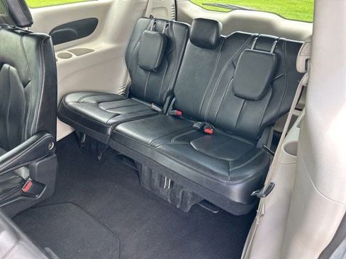 Used 2023 Chrysler Pacifica Touring-L FWD image 44