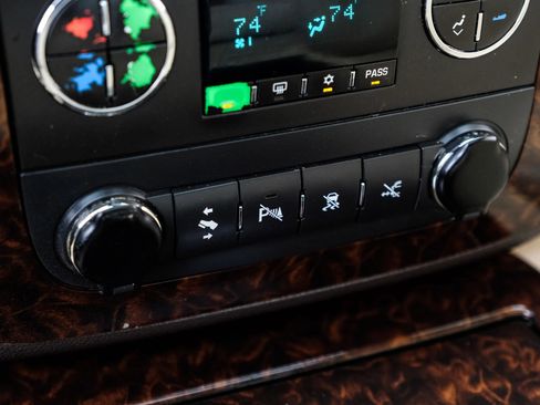 Used 2011 GMC Yukon Denali image 32