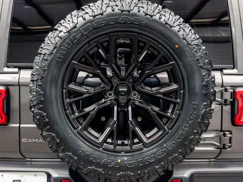 Used 2025 Jeep Wrangler Sahara image 18