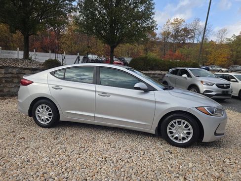 Used 2018 Hyundai Elantra SE image 3