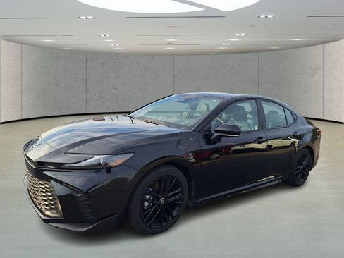 Used 2025 Toyota Camry SE w/ Convenience Package image 8