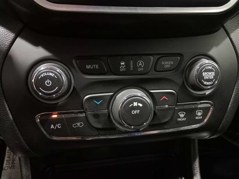 Used 2020 Jeep Cherokee Latitude Plus w/ Cold Weather Group AWD/4WD image 21