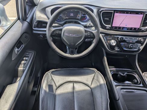 Used 2022 Chrysler Pacifica Limited w/ Uconnect Theater Family Group FWD image 20