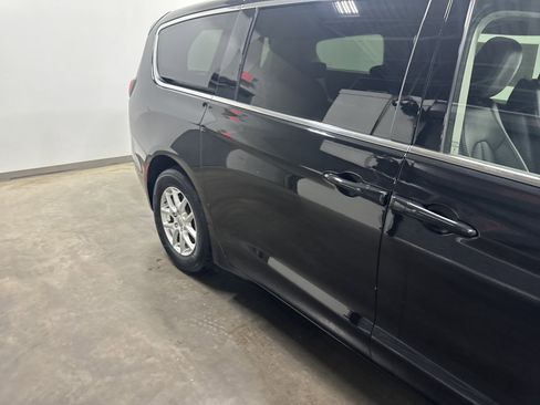 Used 2023 Chrysler Pacifica Touring-L FWD image 31