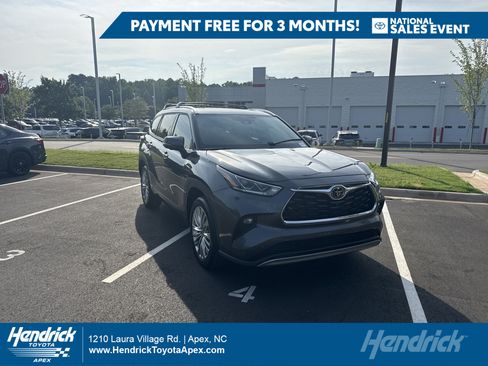 Used 2023 Toyota Highlander Platinum FWD image 1