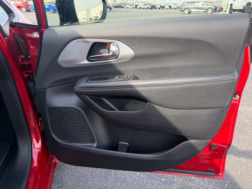 Used 2025 Chrysler Pacifica Limited FWD image 18
