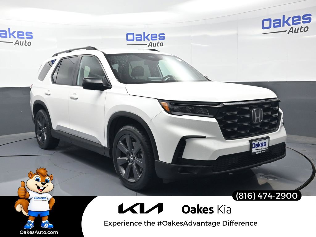 Used 2025 Honda Pilot Sport image 1