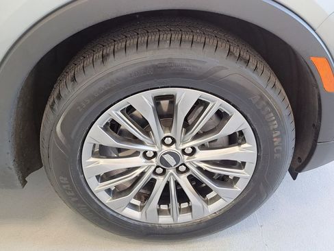 Used 2024 Cadillac XT4 Premium Luxury image 33