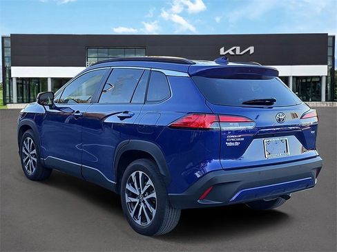 Used 2022 Toyota Corolla Cross XLE image 3
