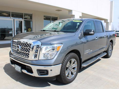 Used 2018 Nissan Titan SV w/ SV Convenience Package image 2