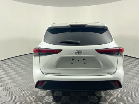 Used 2022 Toyota Highlander XLE FWD image 4