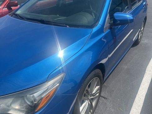 Used 2017 Toyota Camry SE w/ Moonroof Package FWD image 3