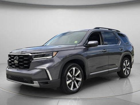 Certified 2025 Honda Pilot Touring image 9