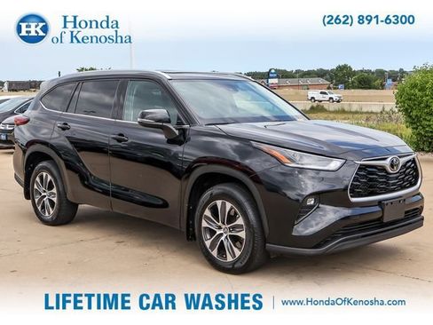 Used 2021 Toyota Highlander XLE AWD/4WD image 7