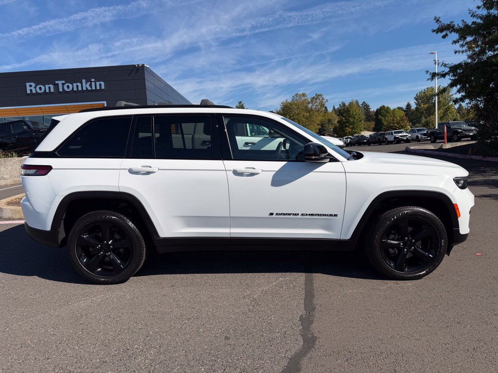 Used 2023 Jeep Grand Cherokee Altitude AWD/4WD image 8